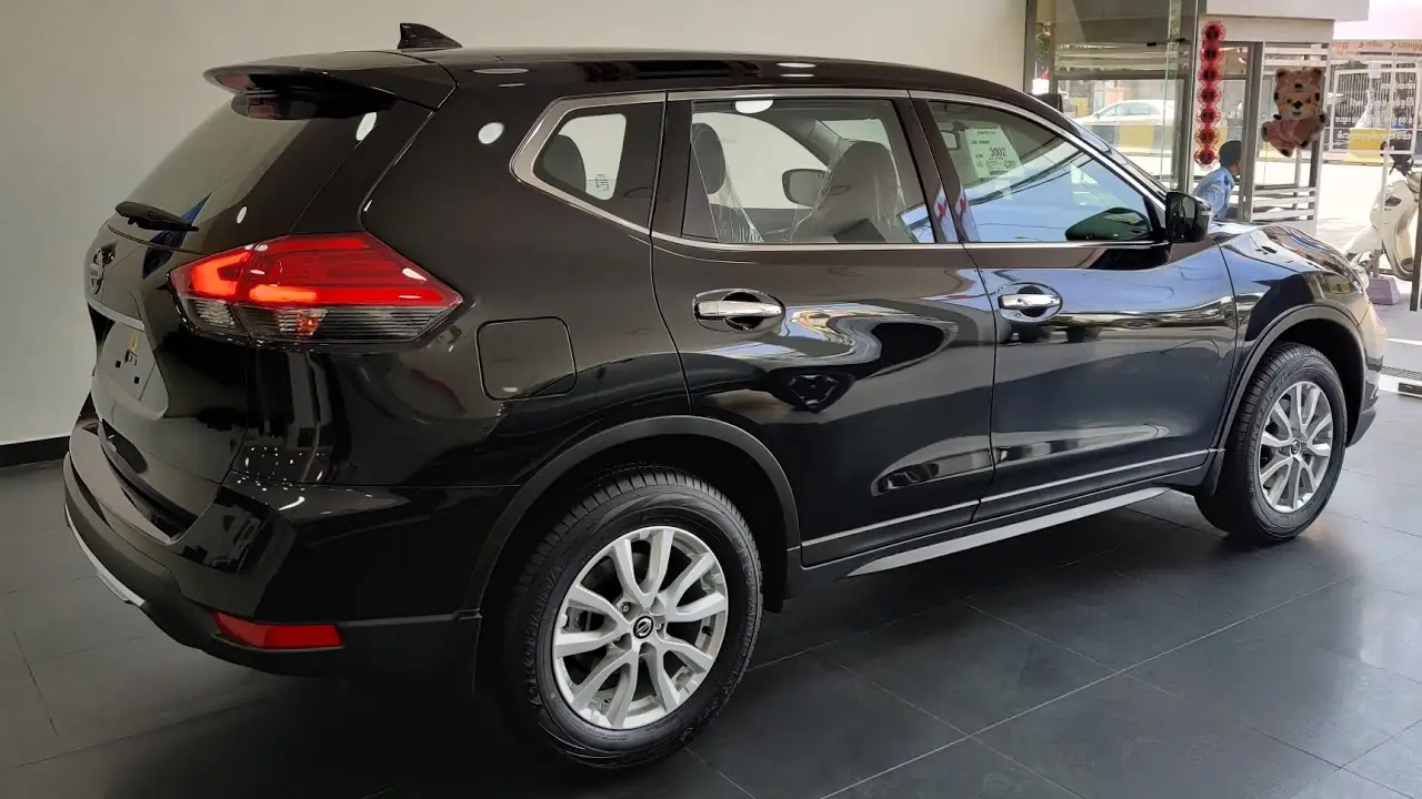 Black Nissan X-Trail